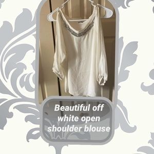 🧥Off-white open sleeve gemstone blouse🧥